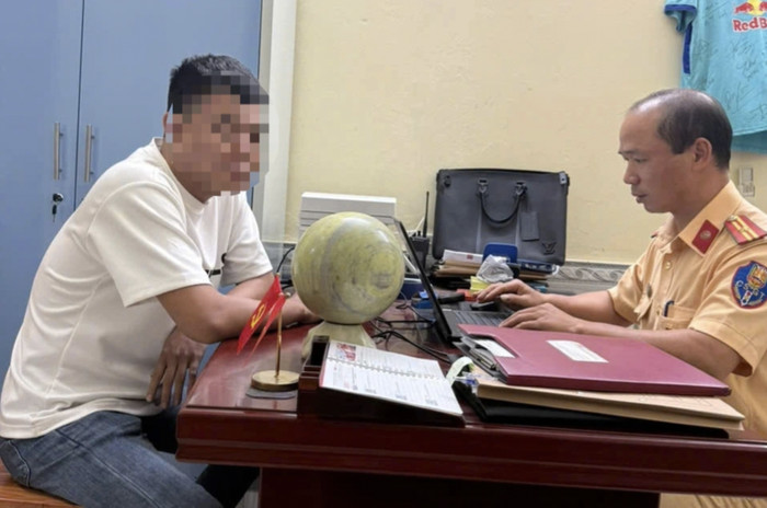 Anh Đ.V.N - người đàn ông trong video cho bé gái cầm vô lăng lái ô tô bị lập biên bản xử phạt. (Ảnh: Công an cung cấp)
