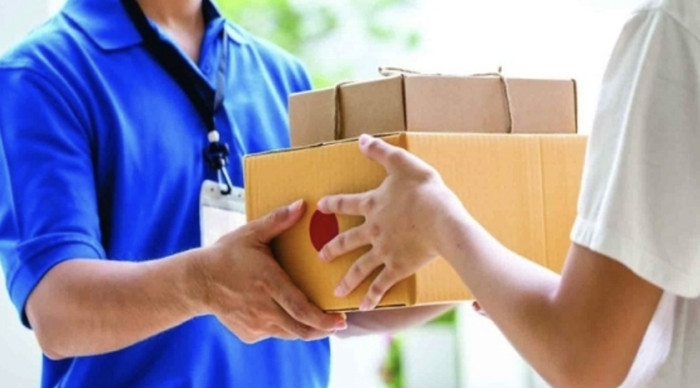 Nhiều kẻ gian mạo danh shipper, lợi dụng sự chủ quan của nạn nhân để lừa đảo lấy tiền. Ảnh minh hoạ