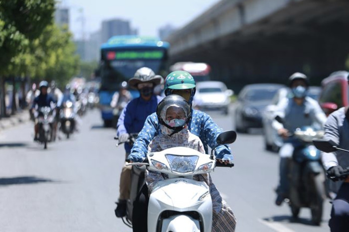 Dự báo thời tiết Hà Nội trong ngày 28/3: Người dân nên chú ý che chắn cẩn thận khi ra ngoài đường. Ảnh: Sưu tầm