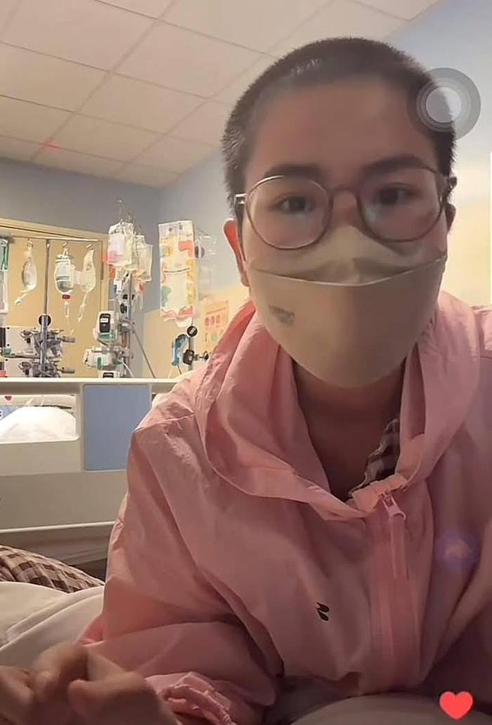 Mẹ bé Bắp trong phiên livestream tối 27/3.