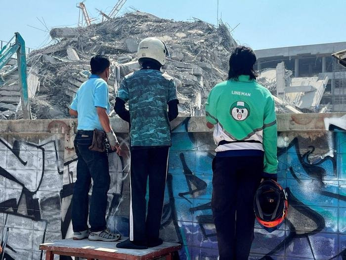 Theo Viện Y tế Khẩn cấp Quốc gia Thái Lan (NIEM), hiện vẫn còn 43 công nhân mắc kẹt trong đống đổ nát. Ảnh: AFP