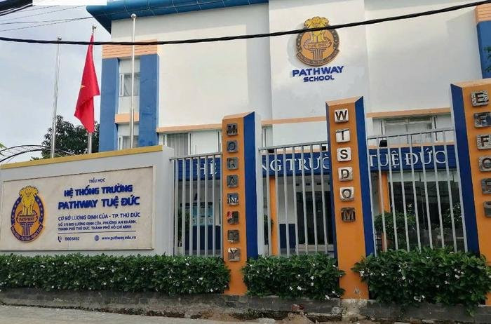 38 học sinh trường Tuệ Đức nghi bị ngộ độc sau khi dùng bữa tại trường. Ảnh: báo Công Lý