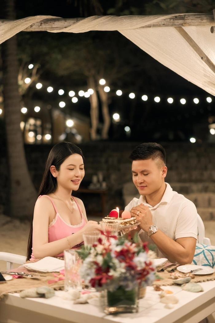 Quang Hải và Chu Thanh Huyền từng trải qua nhiều khó khăn, thử thách trước khi quyết định về chung một nhà. Ảnh: FBNV