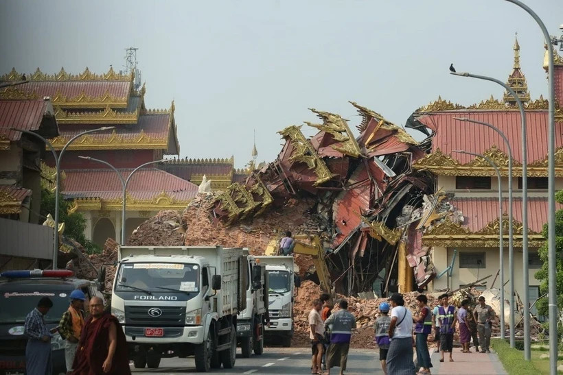Cảnh đổ nát sau trận động đất tại Mandalay, Myanmar. Ảnh: THX/TTXVN