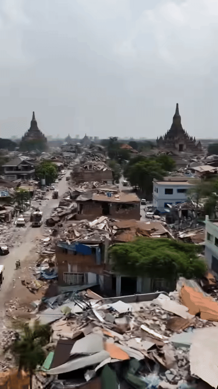 Khắp nơi bị tàn phá nghiêm trọng.