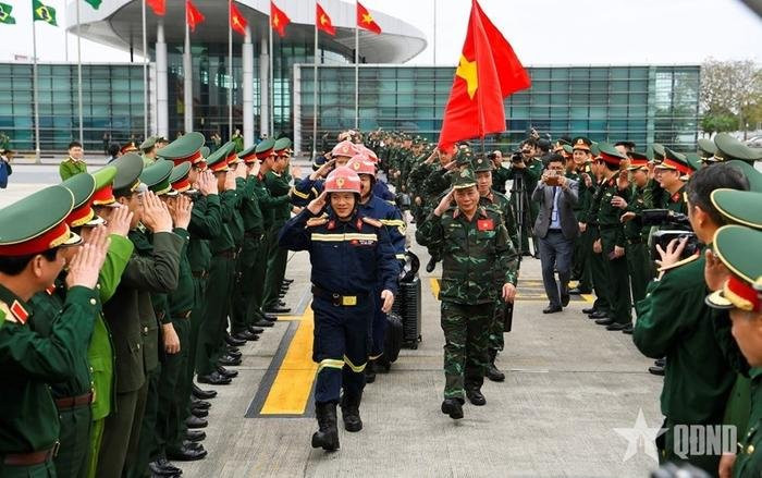 Đội cứu hộ của Bộ Quốc phòng và Bộ Công an Việt Nam gồm 106 người đến Myanmar hỗ trợ khắc phục hậu quả động đất. Ảnh: QĐND