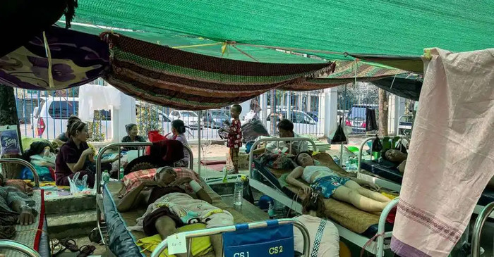 Bệnh nhân nằm trên giường trong khuôn viên Bệnh viện đa khoa Mandalay ở Mandalay vào ngày 31 tháng 3, ba ngày sau trận động đất chết người ở Myanmar.