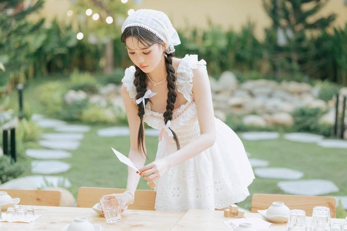 Từ đam mê hào quang sân khấu, Ngọc Trinh dần chuyển sang kinh doanh và livestream bán hàng. (Ảnh: FBNV)