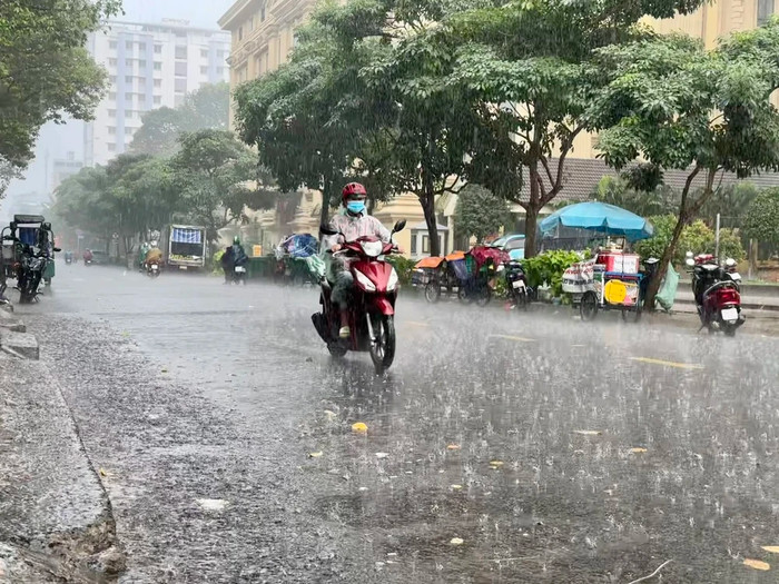 Mưa trái mùa xuất hiện tại TP.HCM cũng như một số tỉnh thành những ngày qua. (Ảnh: NC/PLO)