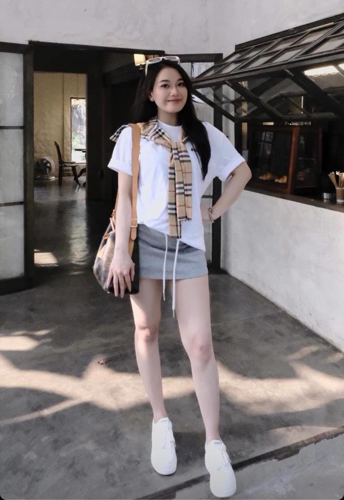 Vợ Hồ Văn Cường theo đuổi phong cách thời trang thanh lịch, khoe vẻ đẹp tựa Hoa khôi. (Ảnh tổng hợp)