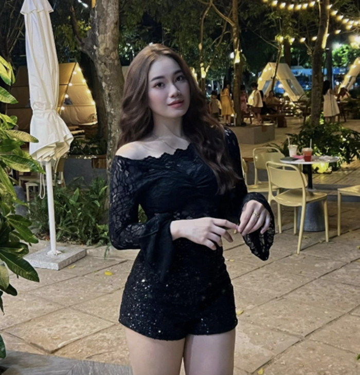 Thi thoảng, vợ Hồ Văn Cường mới diện váy ngắn, khoe chân dài thon. (Ảnh: FBNV)
