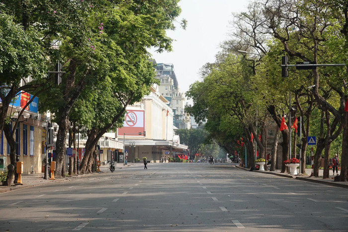 Phố đi bộ Hồ Gươm là địa điểm được nhiều người dân đến thăm quan trong dịp Giỗ Tổ và lễ 30/4. Ảnh: Sưu tầm