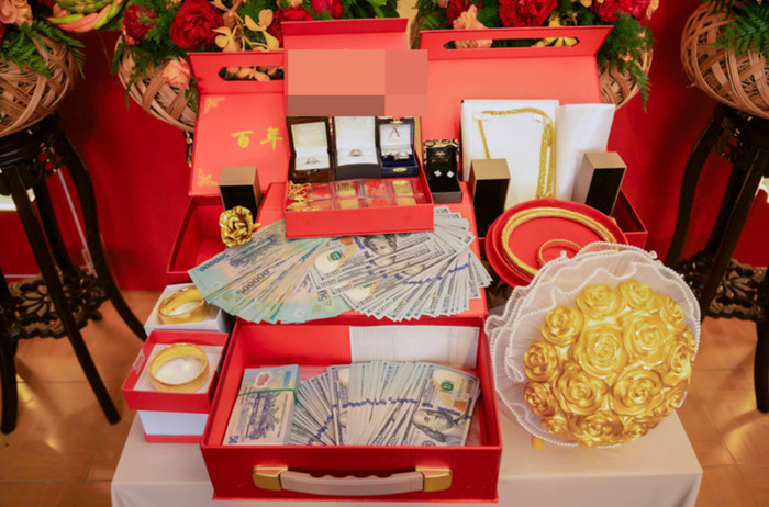 Sính lễ ngập tràn trang sức vàng và tiền mặt của chị N.T.K.T. (Ảnh: Vietnamnet)