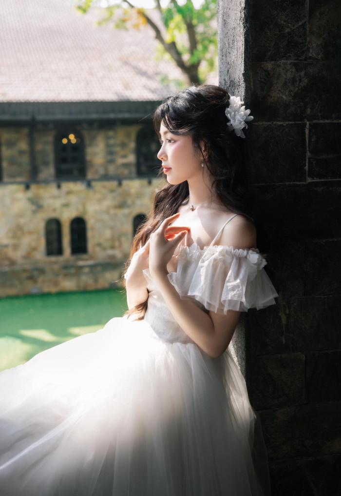 Tổng thể sắc vóc của con gái Quyền Linh được đánh giá hài hòa. Đây chính là lý do khiến công chúng nhiều lần hối thúc Lọ Lem đăng ký tham gia các cuộc thi nhan sắc. Tuy nhiên, con gái Quyền Linh dường như vẫn không có ý định muốn thử sức ở lĩnh vực này.