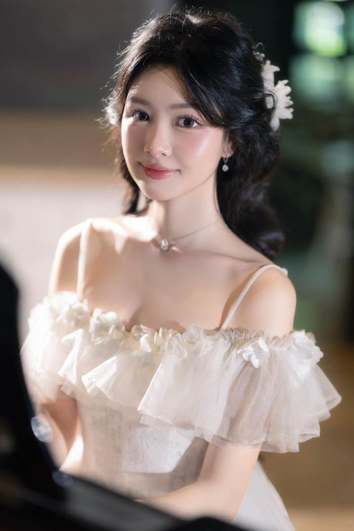 Ở độ tuổi 19, Lọ Lem thành công sở hữu danh tiếng từ gia đình. Yếu tố này có thể giúp cô thuận đường phát triển con đường nghệ thuật. Thế nhưng, Lọ Lem chọn cách xây dựng nền tảng học vấn sâu rộng. Bên cạnh đó, con gái Quyền Linh còn gắn bó với những hành trình thiện nguyện, lan tỏa thông điệp tích cực đến cộng đồng. (Ảnh: FBNV)