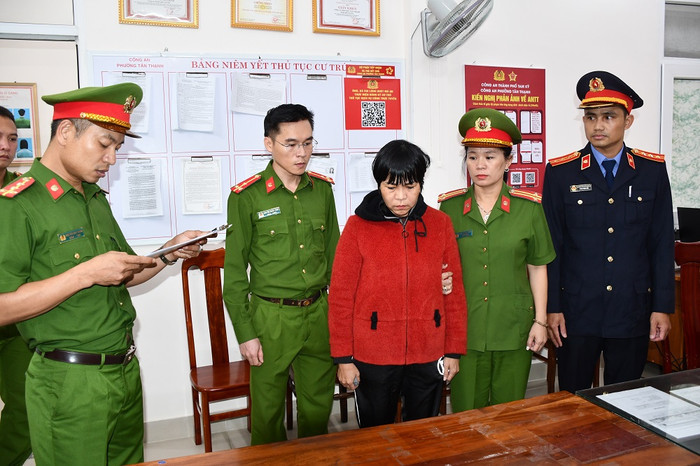 Phòng Cảnh sát hình sự Công an tỉnh Quảng Nam tống đạt các quyết định khởi tố bị can và bắt tạm giam Tô Thị Ty Na về hành vi giết người. Ảnh: Công an tỉnh Quảng Nam