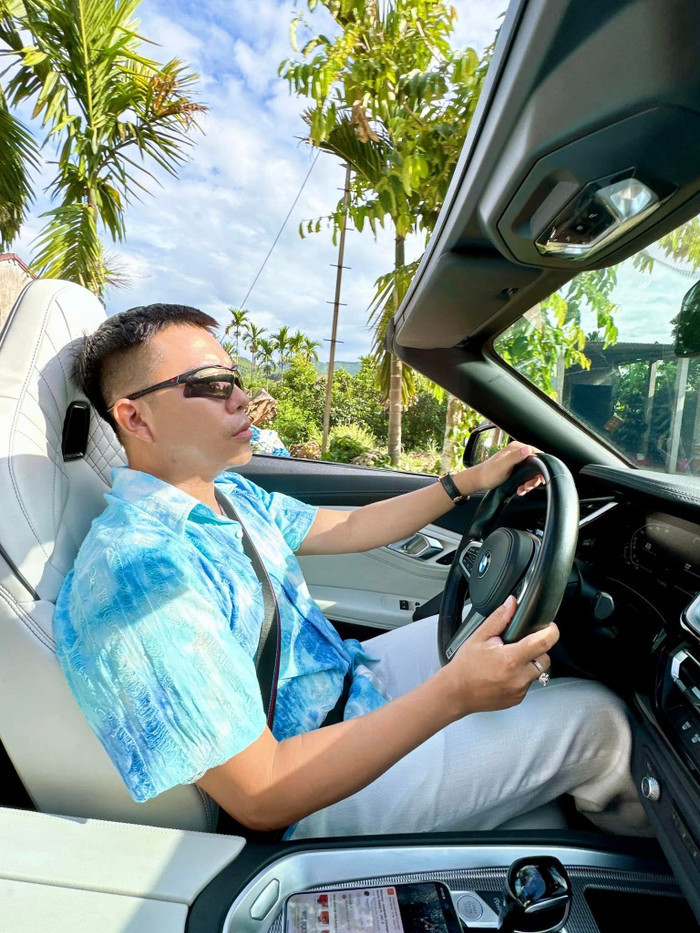Nam Tiktoker thường khoe cuộc sống xa hoa trên mạng xã hội.
