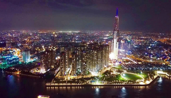TP.HCM hiện là trung tâm kinh tế hàng đầu cả nước, thu nhập bình quân đầu người 7.600 USD/năm - (Ảnh: Quang Định).