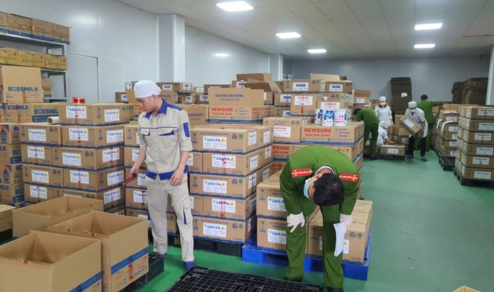 Cảnh sát đang thực hiện việc kiểm đếm hàng nghìn sản phẩm sữa bột giả thuộc nhiều loại khác nhau đã bị thu giữ. Ảnh: Báo Công An Nhân Dân