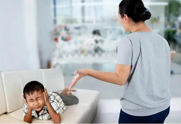 Trẻ thích cãi lại mẹ đừng vội quát mắng, dùng 4 câu "thần thánh" này hiệu quả hơn nhiều - 4