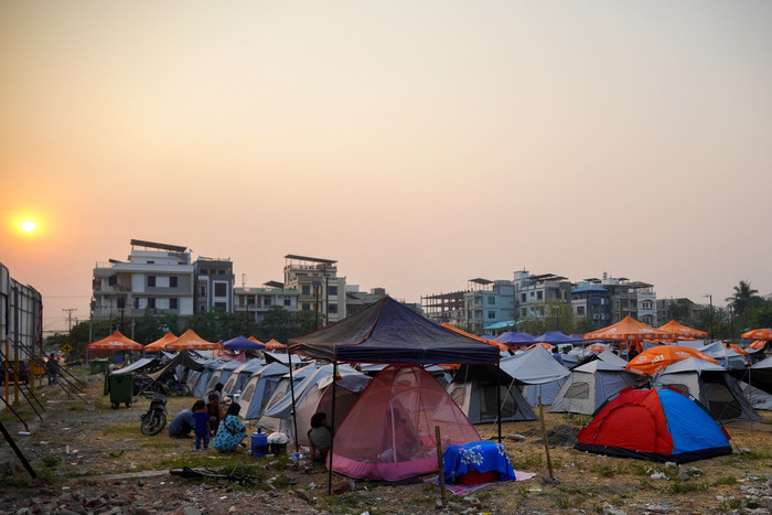 Nhiều người dân tại Myanmar vẫn đang gặp nhiều khó khăn sau trận động đất kinh hoàng hôm 28/3. (Ảnh: Reuters)