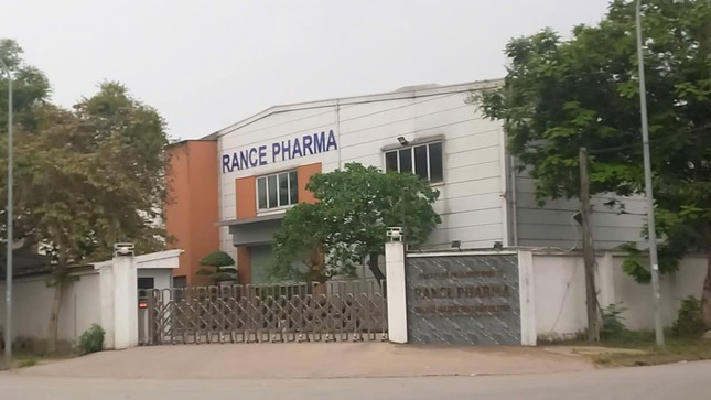 2 đối tượng Vũ Mạnh Cường và Hoàng Mạnh Hà điều hành hoạt động của nhà máy sản xuất sữa giả. (Ảnh Tiền Phong)