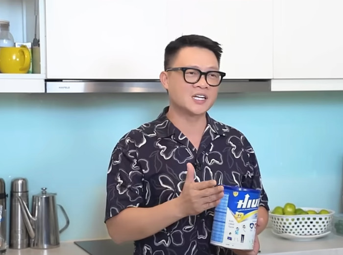 BTV Quang Minh trong một lần giới thiệu sữa HIUP. Ảnh: Sưu tầm