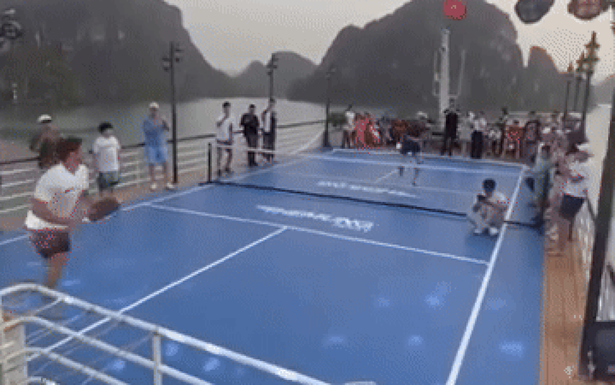 Du khách chơi pickleball trên boong tàu vừa nguy hiểm, vừa không phù hợp với tinh thần thể thao.