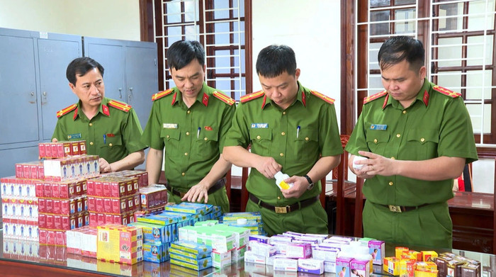 Lực lượng Công an tỉnh Thanh Hóa tiến hành kiểm đếm số lượng thuốc giả, tang vật liên quan trong vụ án. Ảnh: Công an Thanh Hoá