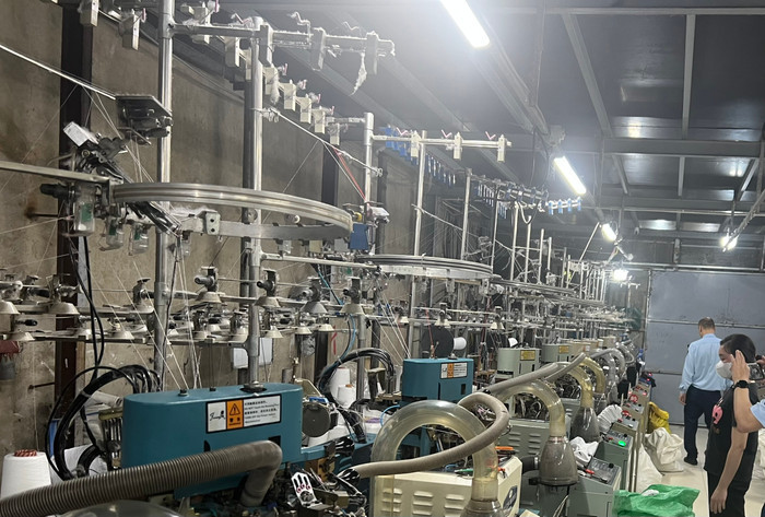 Lực lượng chức năng kiểm tra đột xuất cơ sở sản xuất hàng dệt kim.