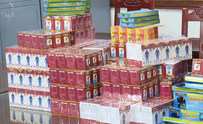 Lực lượng công an đã thu giữ 21 loại thuốc tân dược, thuốc chữa xương khớp giả.