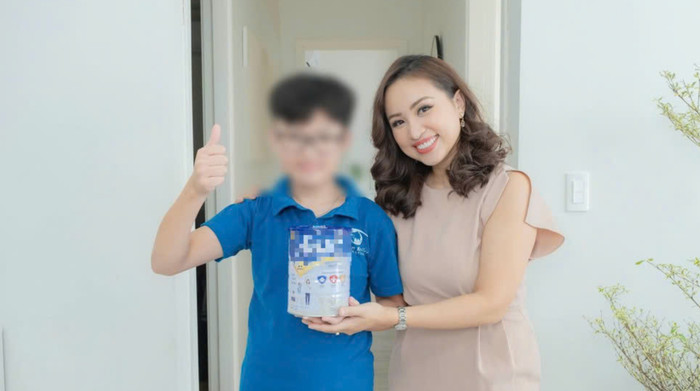 Hình ảnh MC Vân Hugo và con trai trong video quảng cáo sữa được lan truyền trên mạng xã hội. (Ảnh: Sưu tầm)