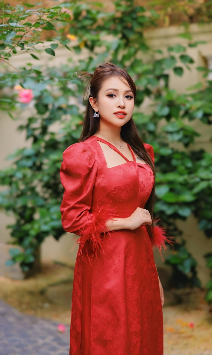 MC Vân Hugo nhận lỗi vì 'cá nhân hóa trải nghiệm của con trai thành quảng cáo tới mọi người trong khi sản phẩm không phải sẽ mang đến tác dụng giống nhau với tất cả bé mà hiệu quả sẽ tuỳ theo cơ địa'. (Ảnh: FBNV)