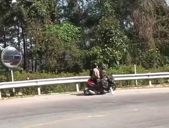 Khoảnh khắc hai cô gái tông vào hộ lan trên đường đèo ở Tam Đảo đang gây xôn xao cõi mạng. Ảnh: Sưu tầm