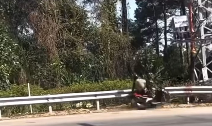Hai cô gái đã bị hất văng ra khỏi xe sau khi gặp tai nạn ngoài ý muốn trong quá trình di chuyển. Ảnh: Sưu tầm