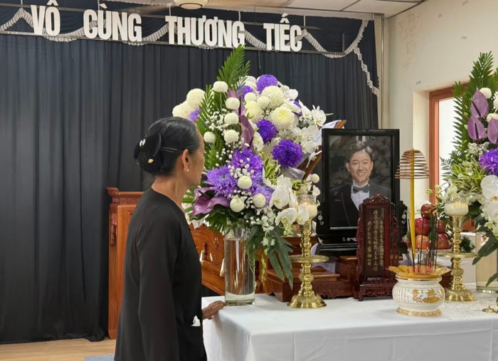 Hình ảnh mẹ Quý Bình thẫn thờ bên linh cữu con trai trong tang lễ từng khiến nhiều người xót xa. (Ảnh: TikTok Đinh Hữu Tài)