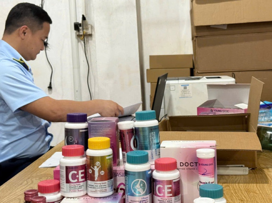 Quá trình kiểm tra, lực lượng chức năng phát hiện trên 212.000 sản phẩm Thực phẩm bảo vệ sức khoẻ, chủ yếu là vitamin, collagen, glucosamin... do nước ngoài sản xuất.