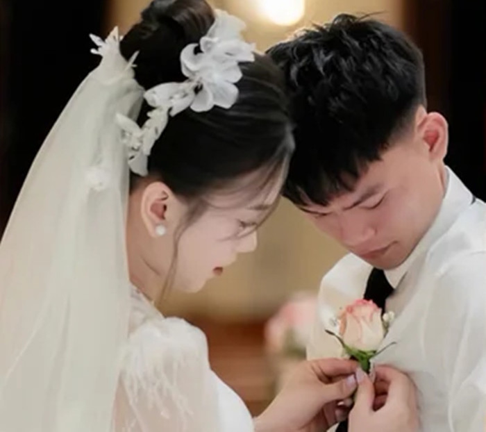 Khán giả hoang moang trước tin Hồ Văn Cường đính hôn Ảnh 2