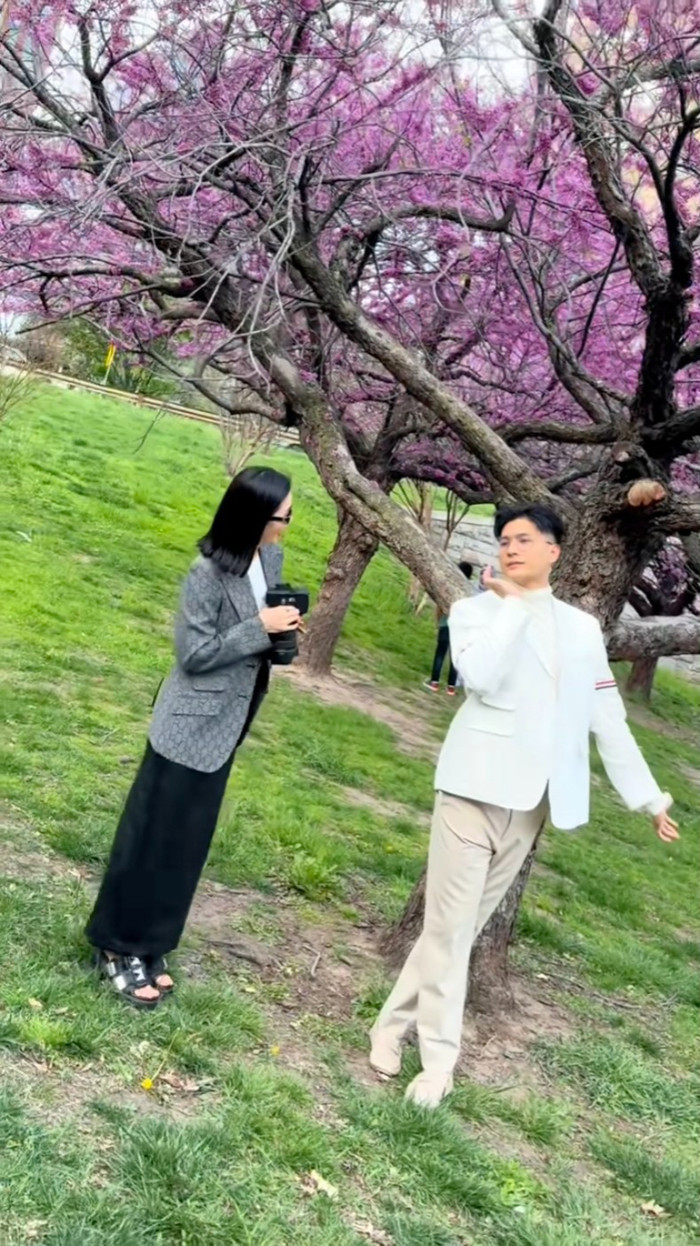 Lệ Quyên bất ngờ trước cách Lâm Bảo Châu hướng dẫn tạo dáng 'sống ảo'. Ảnh: TikTok Nhân vật
