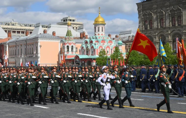 doan-viet-nam-tai-le-dieu-binh-tren-quang-truong-do-nga-1746839406.jpg