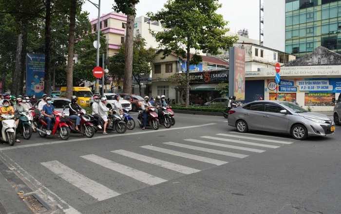 dung-xe-qua-vach-cho-bi-phat-the-nao-1746836582.jpg