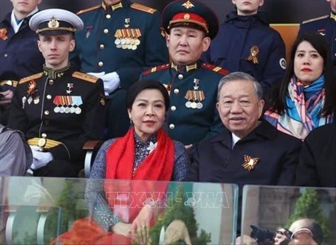 tong-bi-thu-to-lam-va-phu-nhan-du-le-duyet-binh-nga-2025-1746839238.jpg
