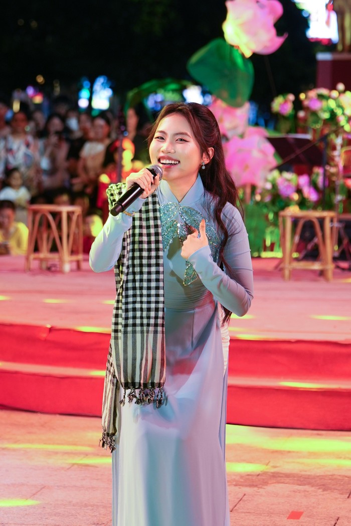 ca-si-phuong-my-chi-1747579112.jpg