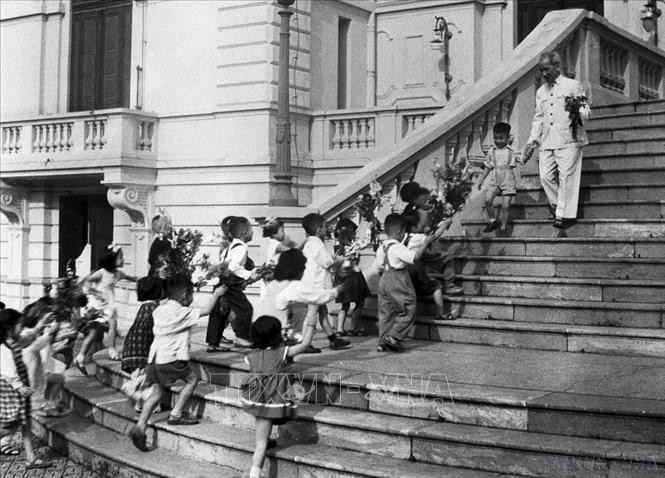 cac-chau-thieu-nhi-thu-do-den-chuc-tho-bac-ho-tai-phu-chu-tich-ngay-19-5-1958-1747634958.jpg