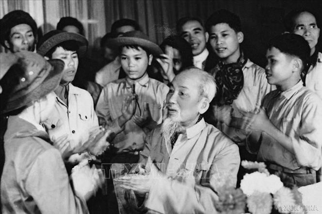 chu-tich-ho-chi-minh-gap-cac-thieu-nhi-dung-si-mien-nam-tai-phu-chu-tich-nam-1968-1747634790.jpg