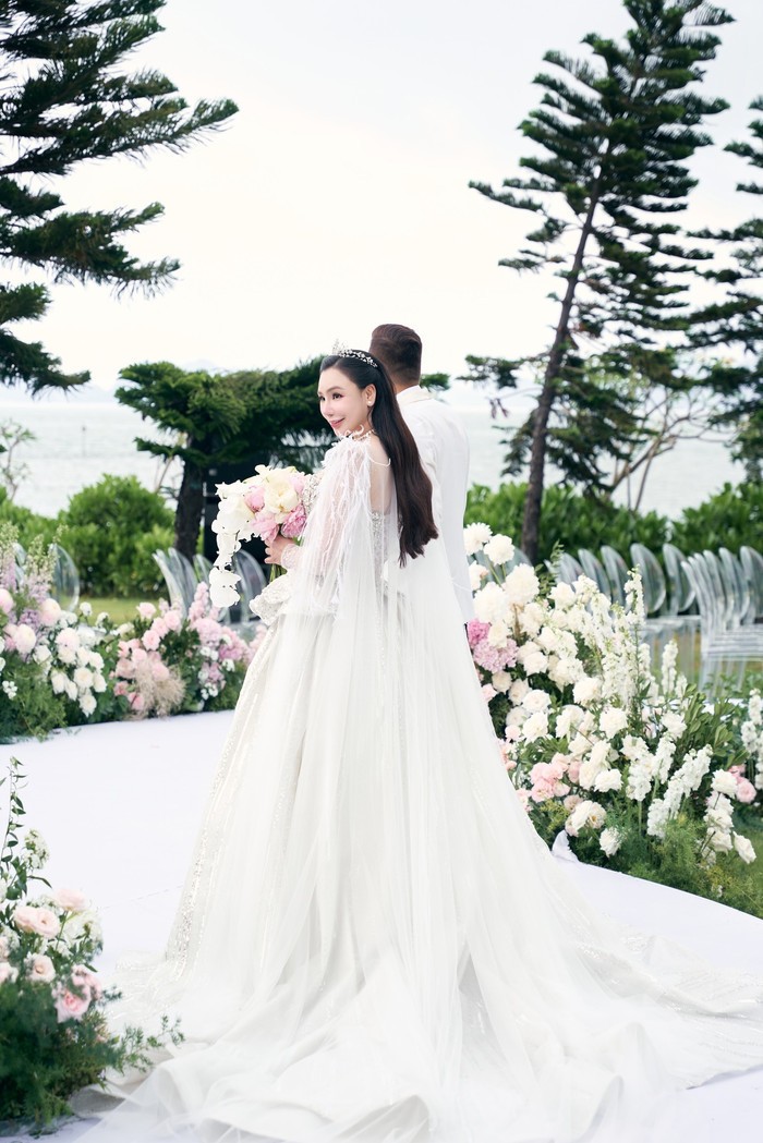 anh-cuoi-vo-chong-ho-quynh-huong-1748589436.jpg
