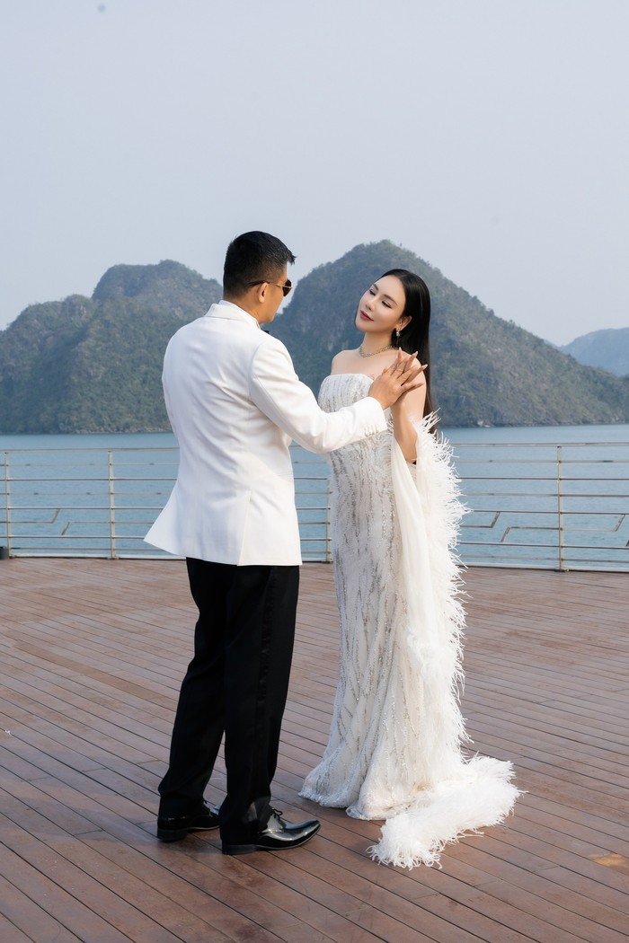 ho-quynh-huong-va-chong-tai-le-cuoi-1748589436.jpg