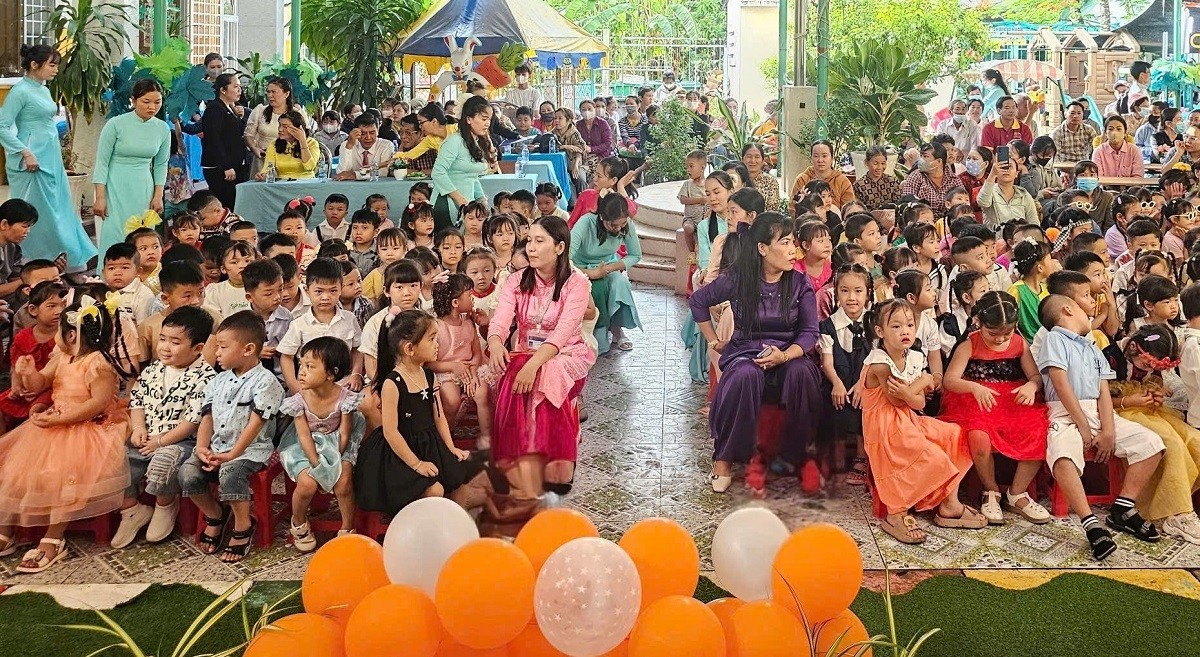 dong-dao-phu-huynh-hoc-sinh-cac-em-hoc-sinh-truong-mam-non-tan-dong-tham-du-le-tong-ket-nam-hoc-2024-2025-1748780229.jpg