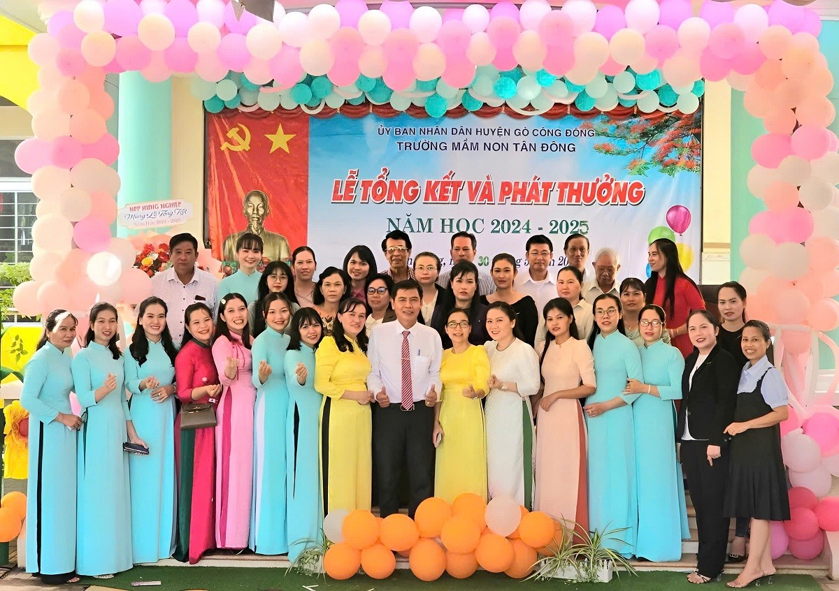 lanh-dao-dia-phuong-chup-anh-cung-tap-the-giao-vien-phu-huynh-hoc-sinh-truong-mam-non-tan-dong-1748780229.jpg