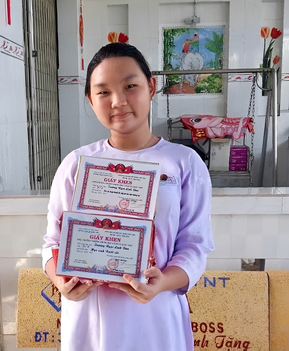 em-truong-ngoc-linh-dan-hoc-sinh-lop-7-truong-thcs-le-quoc-viet-duoc-khen-thuong-1748827826.jpg